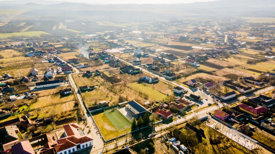 Casă deosebită, în centrul localității Târnova - Poză 2