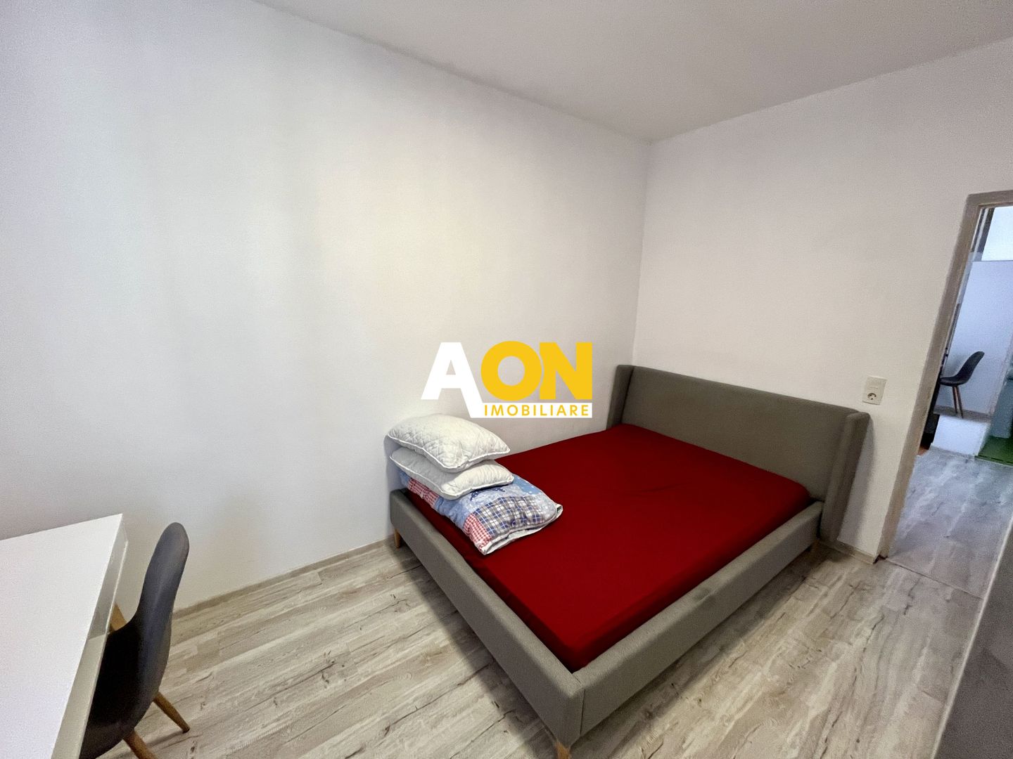 Apartament cu 1 Cameră, Etaj 1, Zona Piață - Poză 1