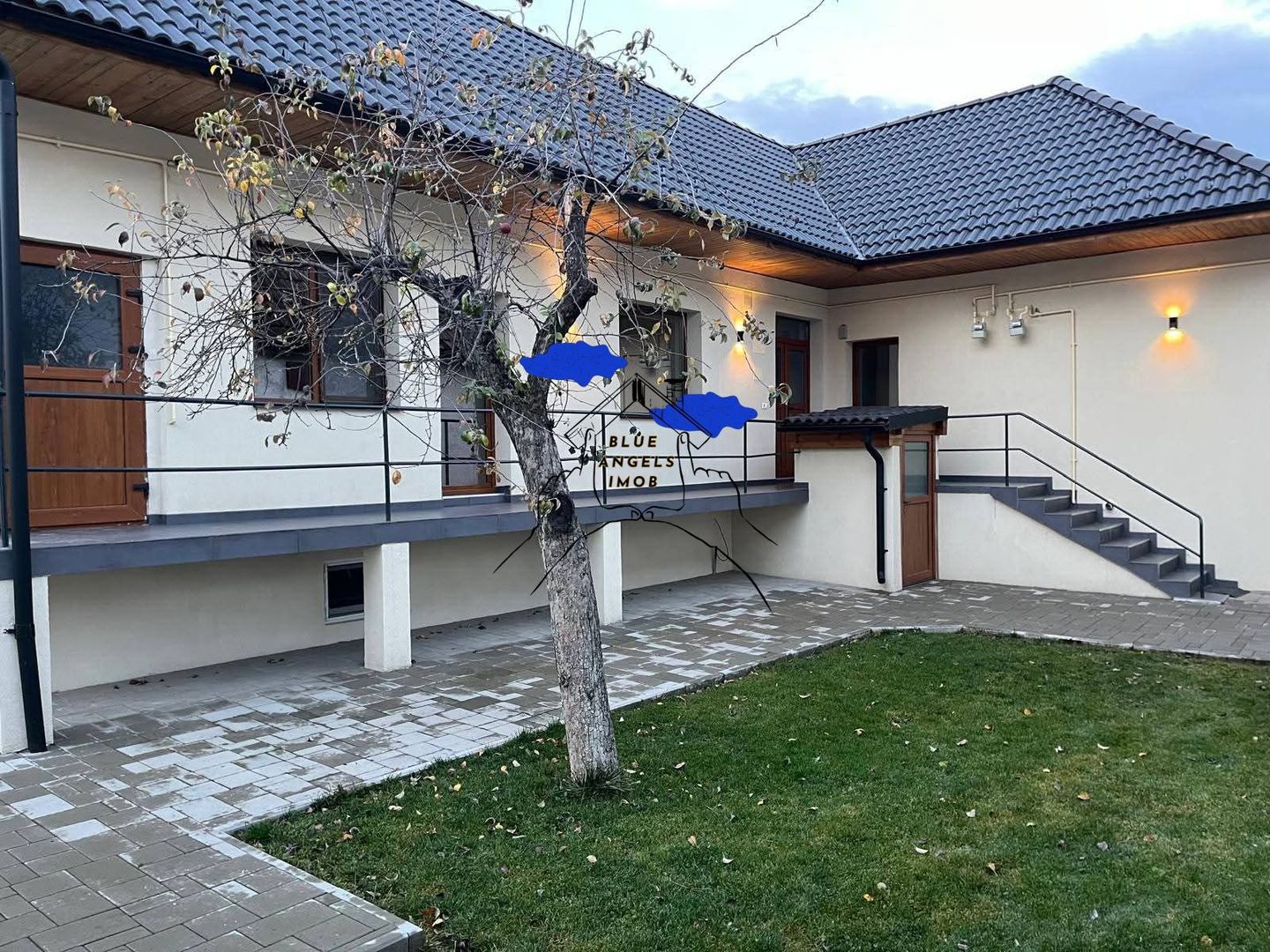 Casa recent renovata in zona centrala - cu loc de parcare si garaj - Poză 4