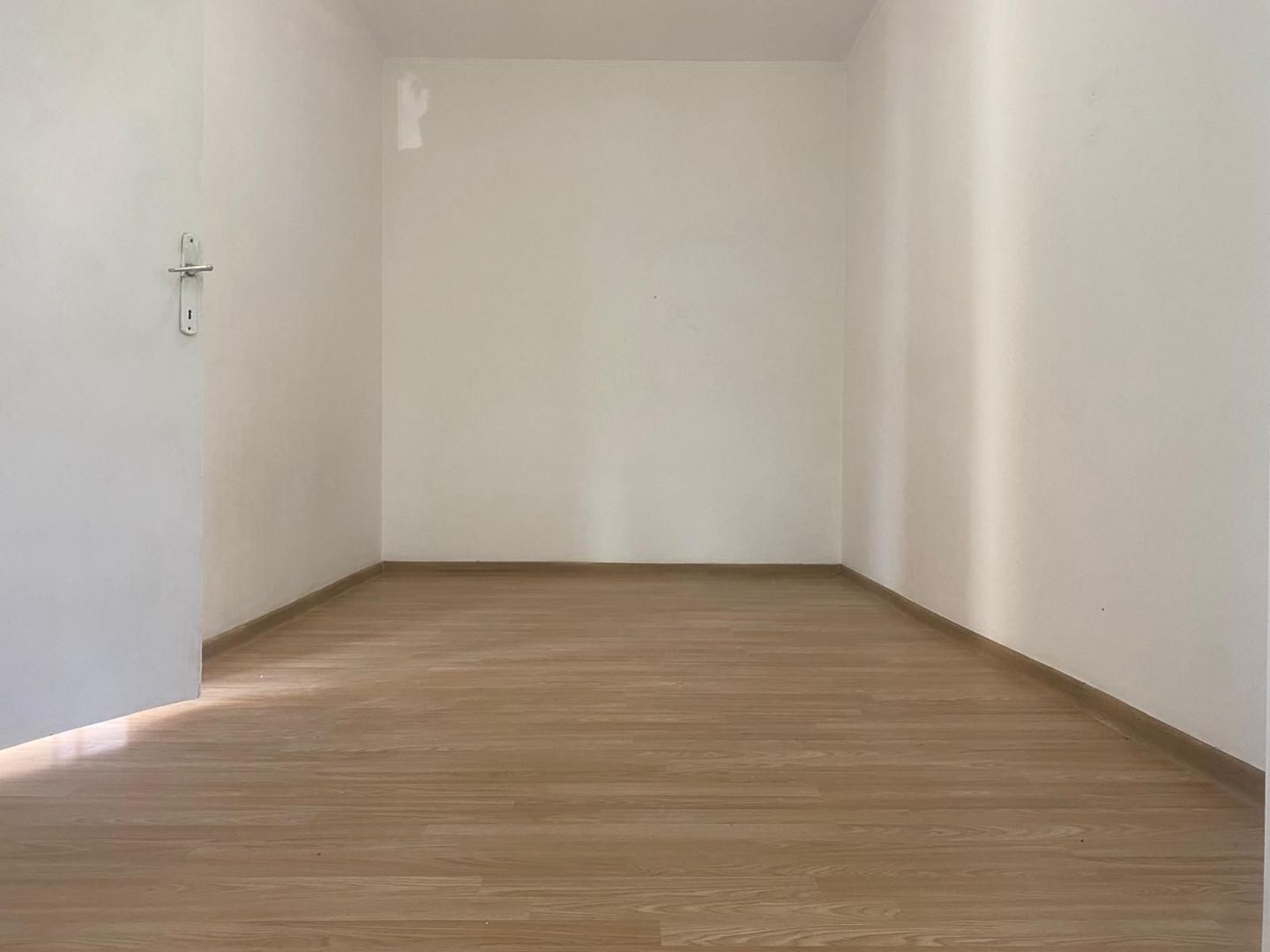 Foarte luminos! Vanzare apartament cu 3 camere in Targoviste - M11 - Poză 4