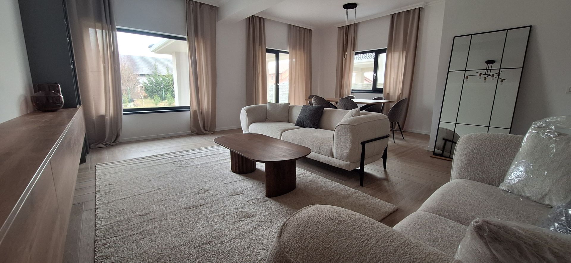 Duplex frumos cu arhitectura mediteraneana - Poză 2