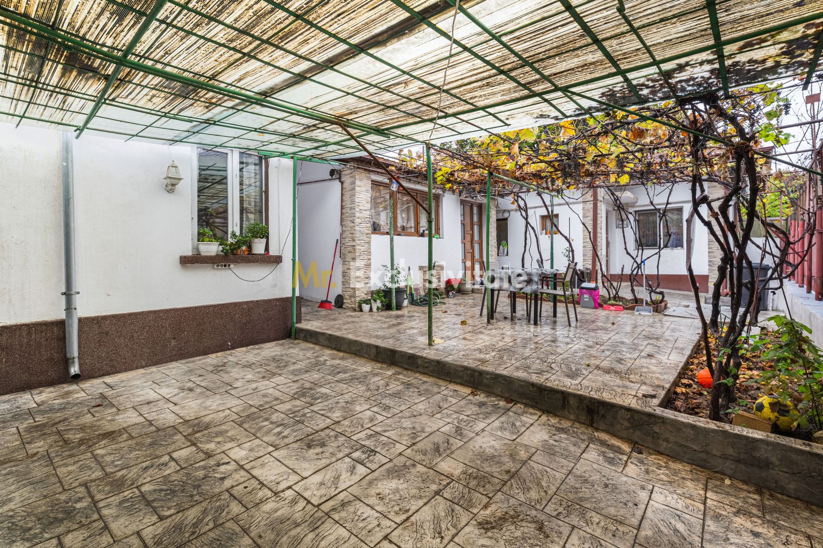 Casă cu 4 camere, anexă locuibilă și teren de 234 mp | Piața Sudului - Poză 1