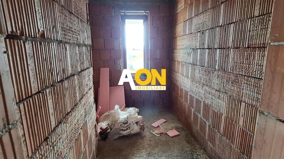 Casa la rosu cu toate utilitatile - Poză 7