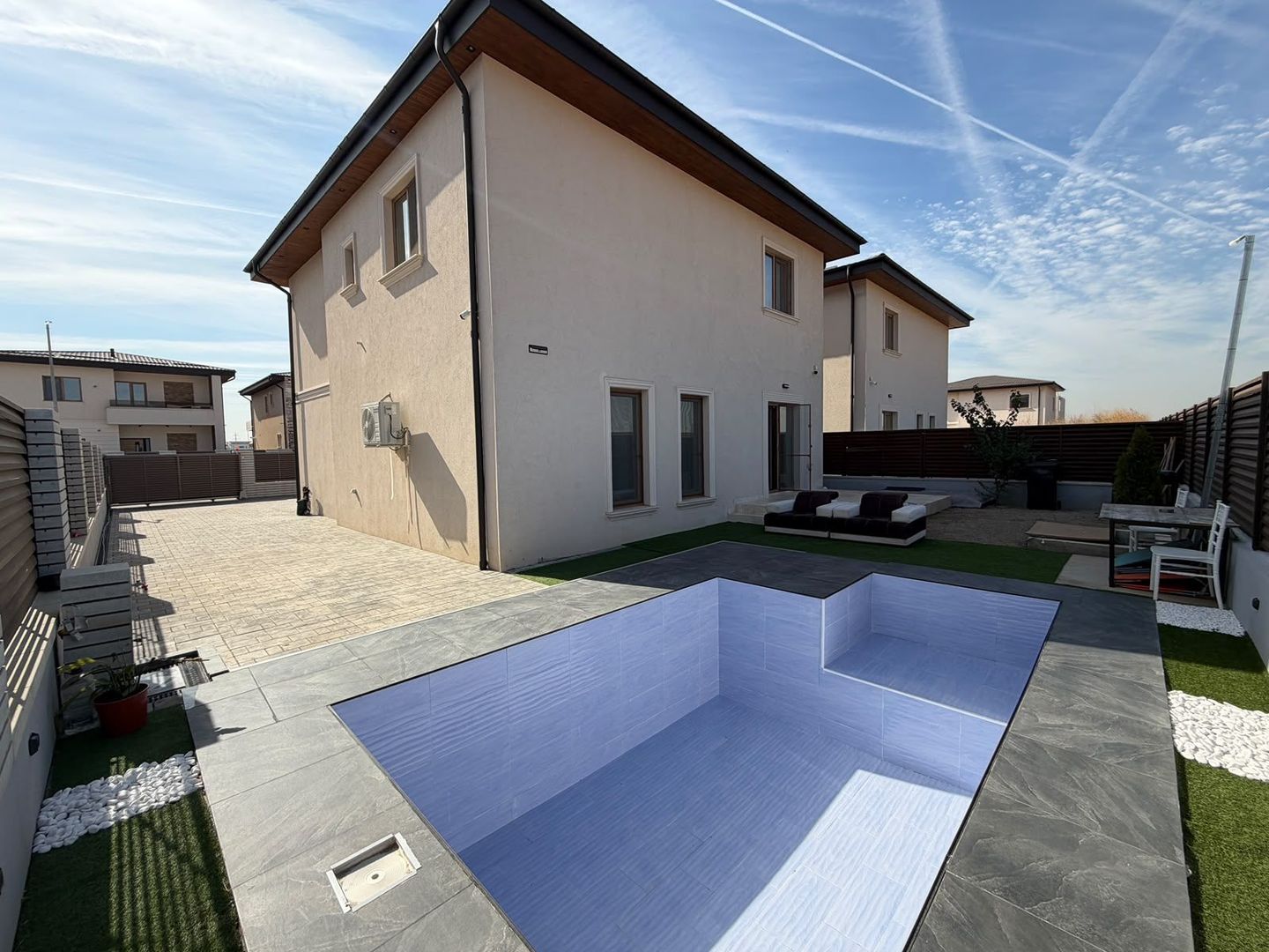 CASA INDIVIDUALA - TEREN 370 MP, PISCINA, SEMI-MOBILAT, COMISION  0% - Poză 1