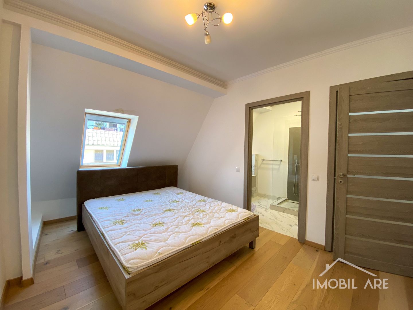 Apartament de lux cu 4 camere la mansardă - Poză 9