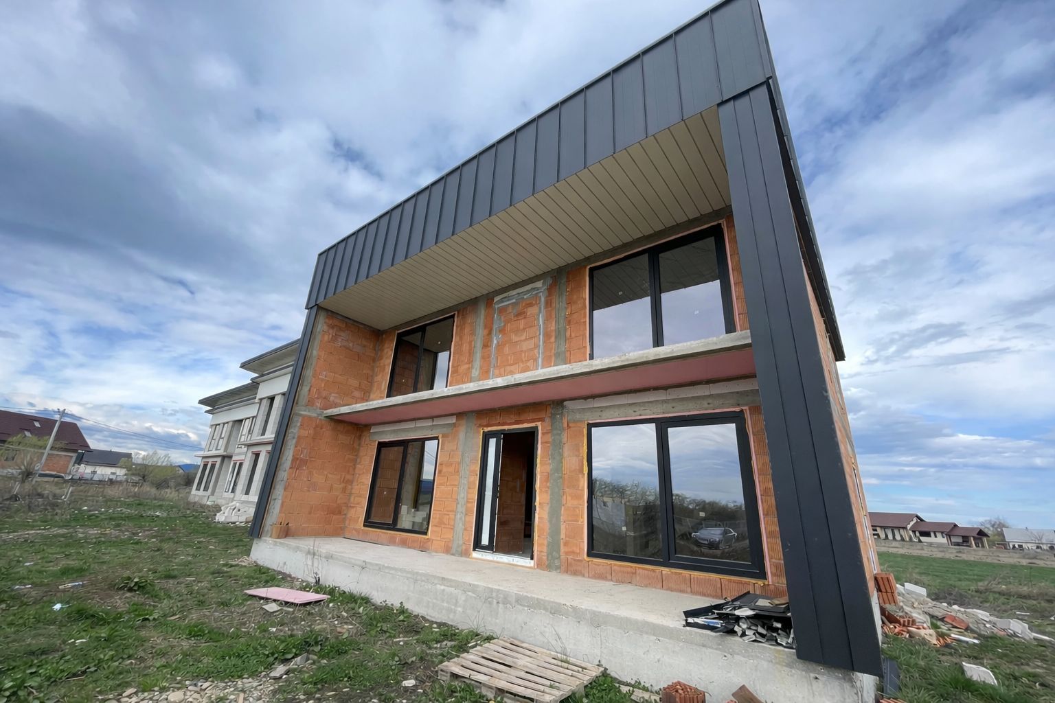 CASA LA ROȘU 220 MP | ZONA RETRASA CU VEDERE PANORAMICA| MARGINEA - Poză 1