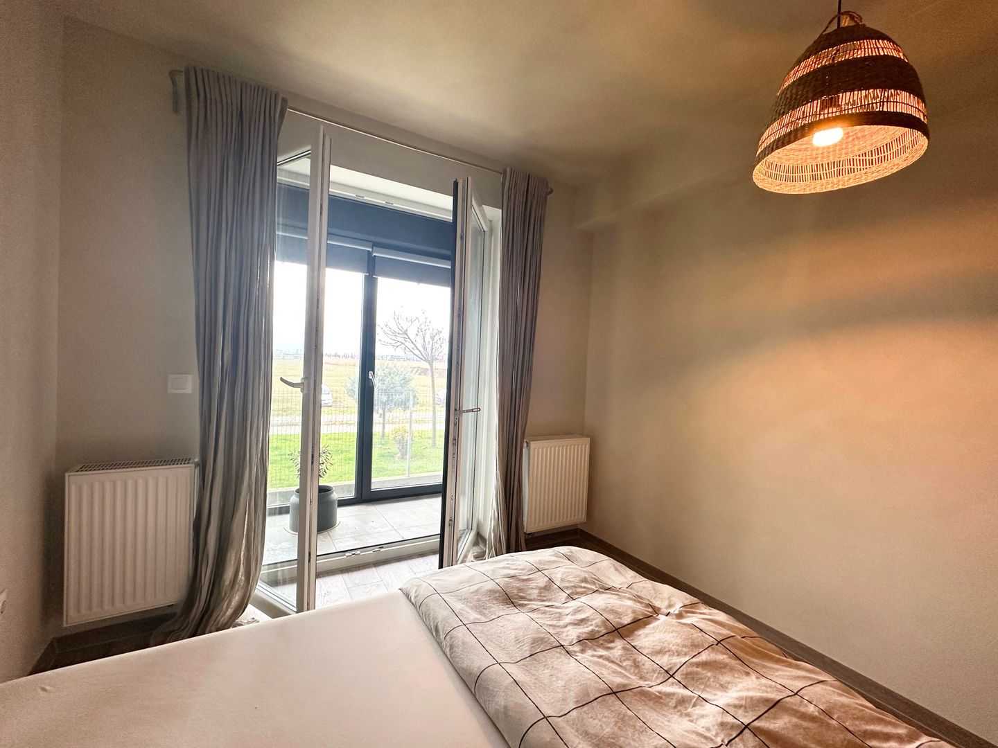 Apartament 2,5 camere chic cu grădină balcon vitrat și mobilier premium - Poză 15