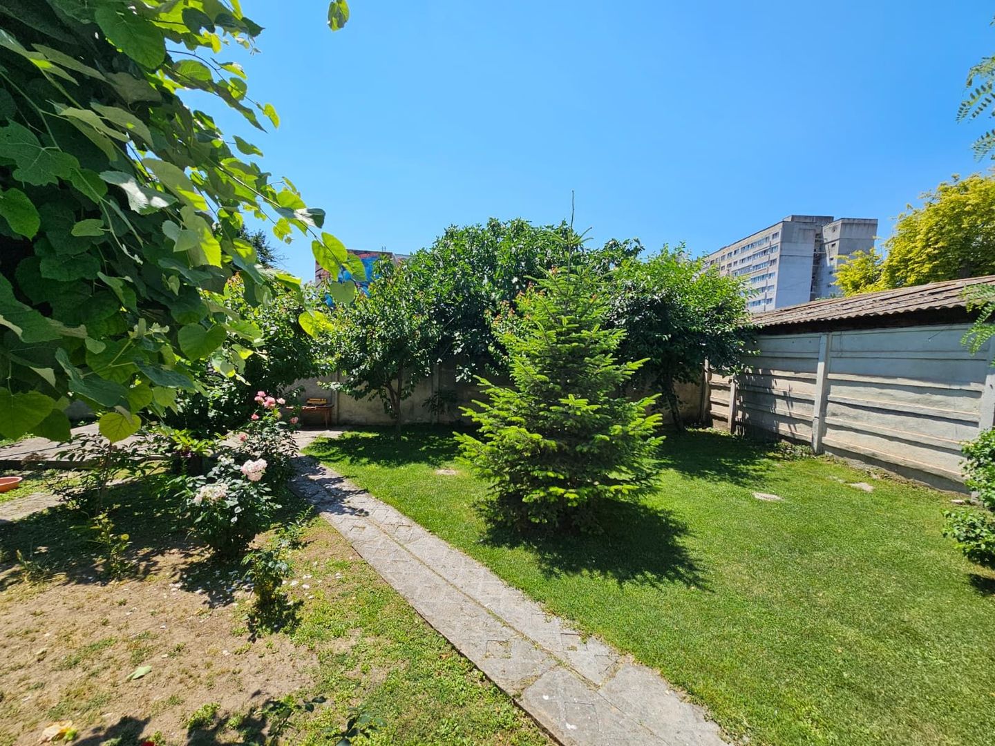 Casa eleganta cu tavane inalte si gradina superba - Poză 12
