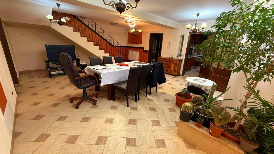 Cauți o casă mare sau spațiu pentru business? Aici le ai pe ambele! - Poză 28