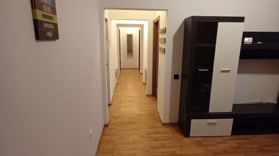 Vand apartament cu 3 camere in poarta 6 direct proprietar - Poză 2