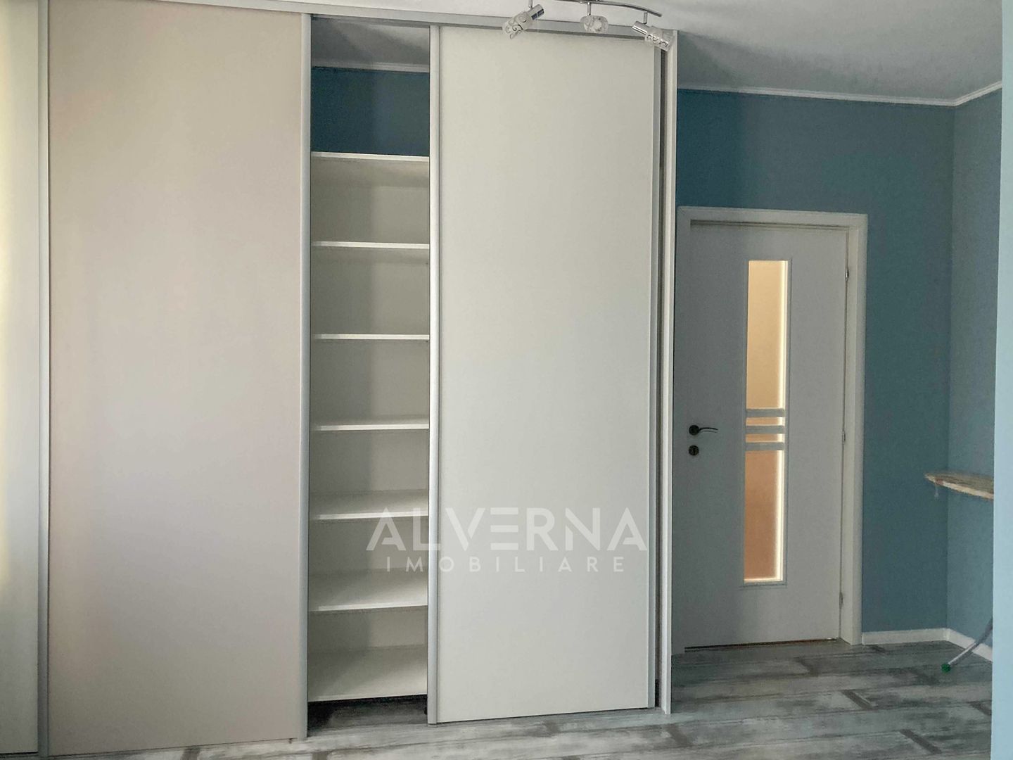 Apartament 2 camere, la cheie, 47 mp, balcon 13 mp, garaj, zona VIVO - Poză 3