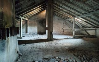 VÂNZARE/SCHIMB CU TEREN  - Clădire interbelică, centru oraș Siret - Poză 27