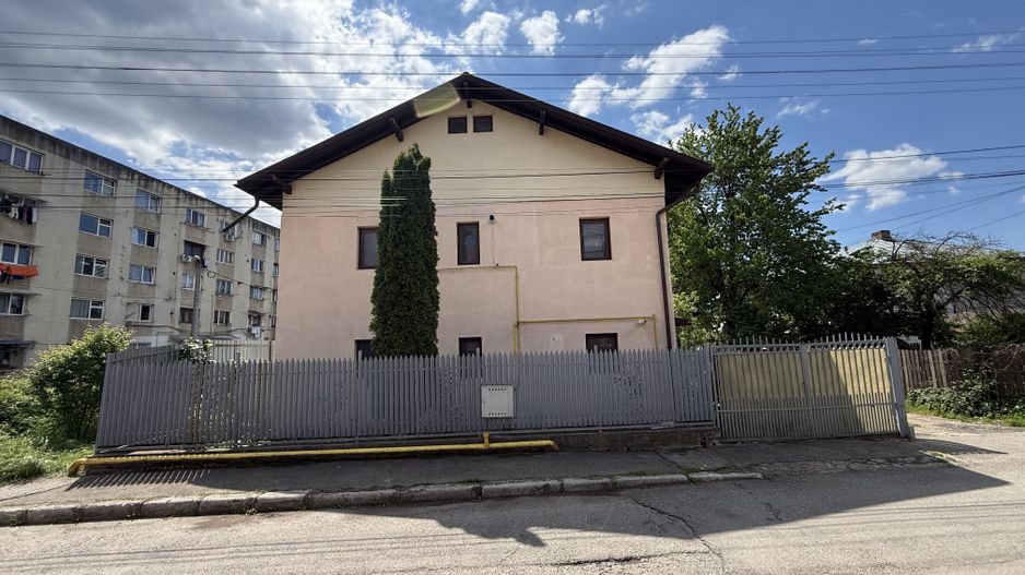 Vila construită in 2010 - P+1+pod - S=236 mp și curte 238 mp Campina! - Poză 45