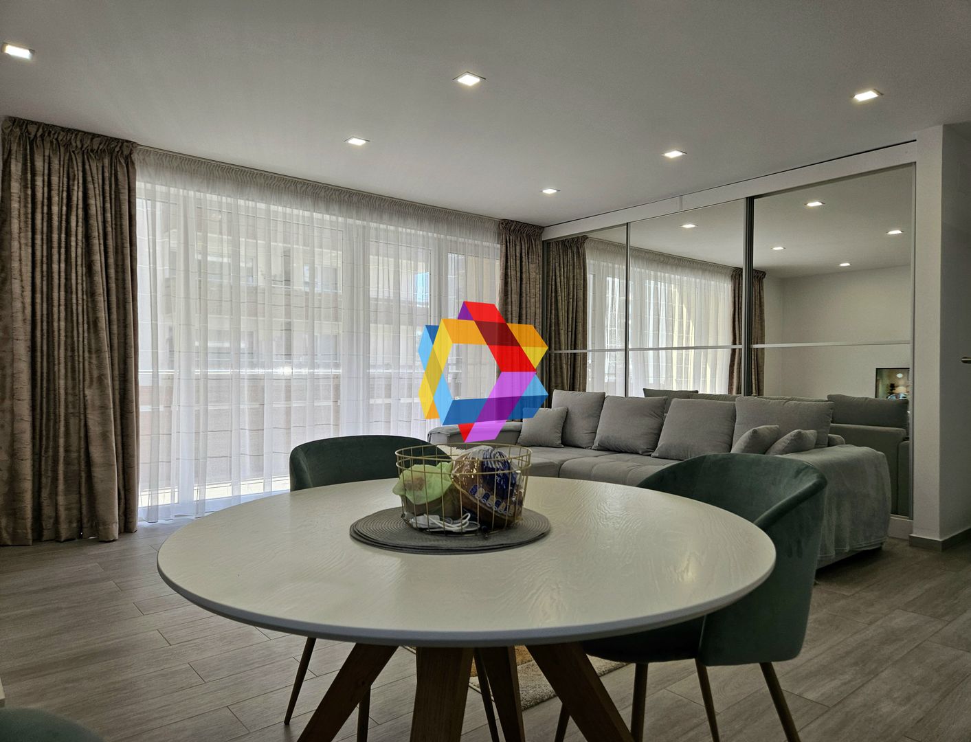 REZERVAT - Apartament trei camere, 81 mp  în zona Coresi- Urban - Poză 1