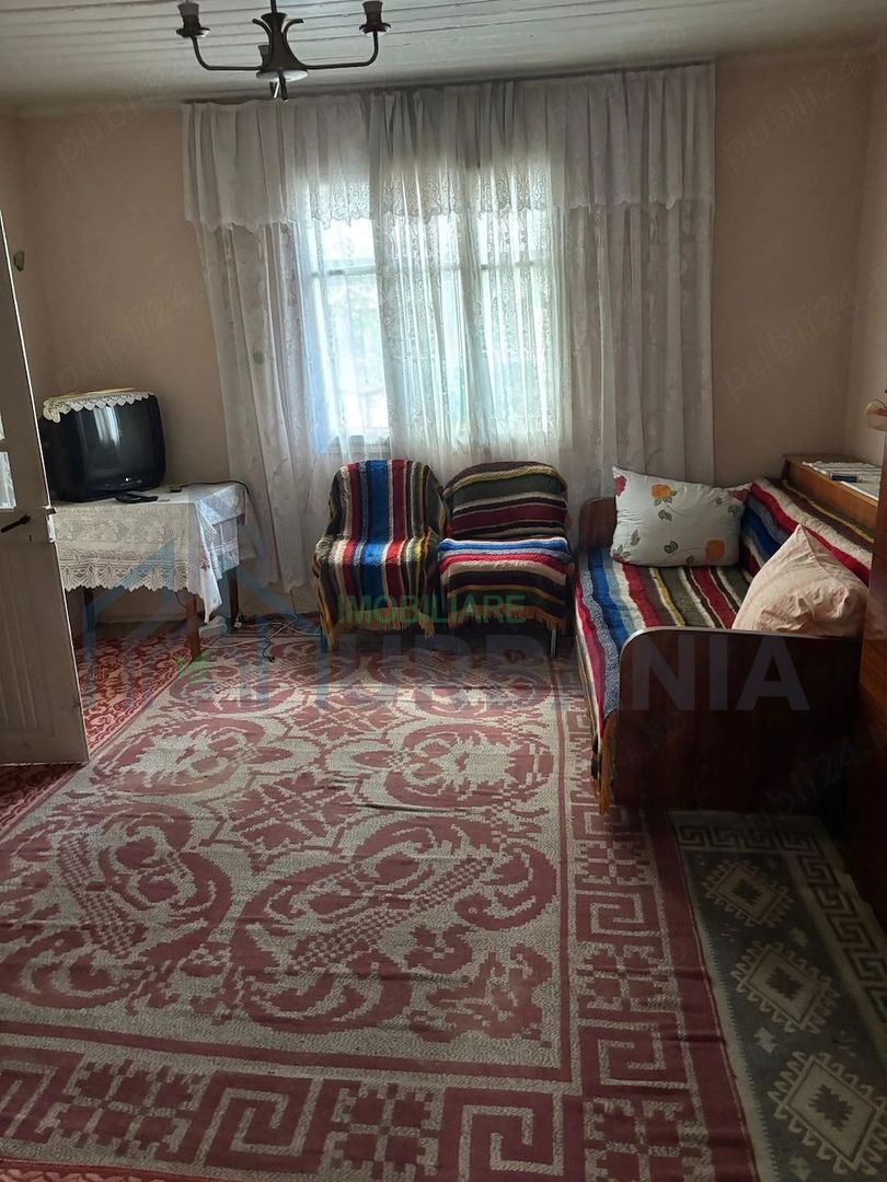 Casă de locuit cu 4 camere de vânzare în centrul satului, comuna Bivolari - Poză 2