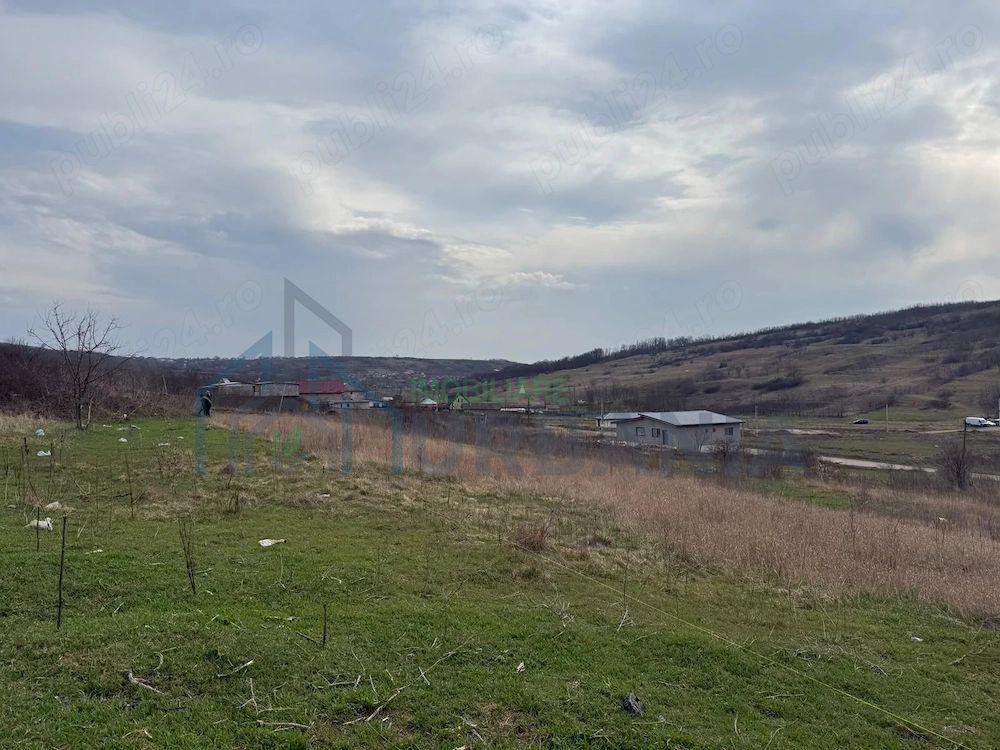 Teren de vânzare în Vorovești (Miroslava) - 1.800 mp, 1.111 mp intravilan - Poză 2
