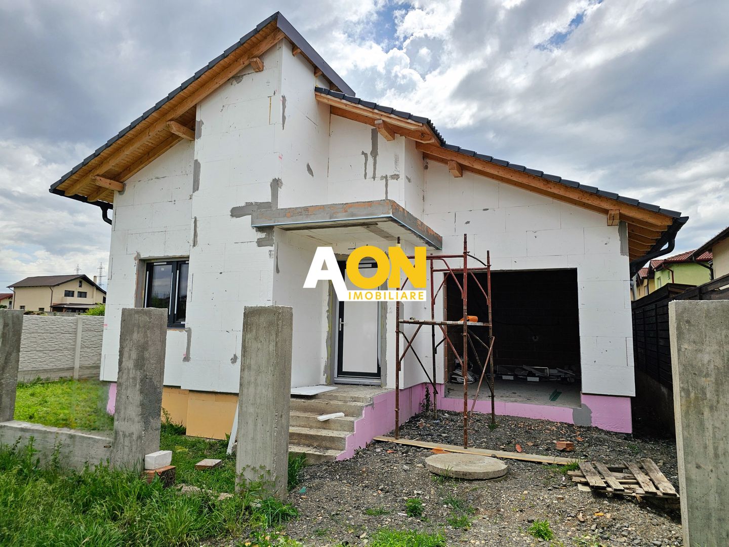 Casa la rosu, 3 camere, terasa, garaj, toate utilitatile, Micesti - Poză 3