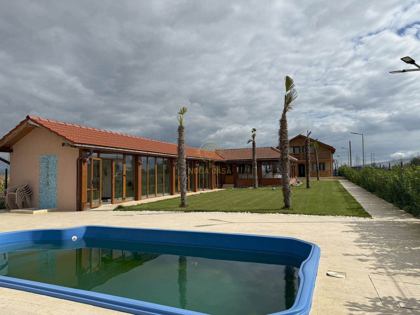 Vila de vanzare in APA-NORD  cu 2 Piscine/Zona de Relaxare/Acces lac - Poză 1