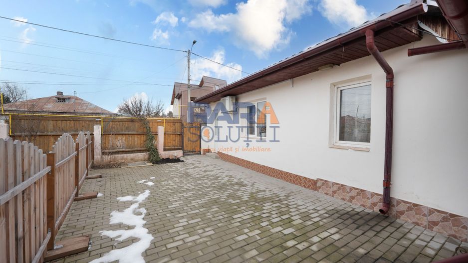 Casă micuță + un pic de curte - Poză 1