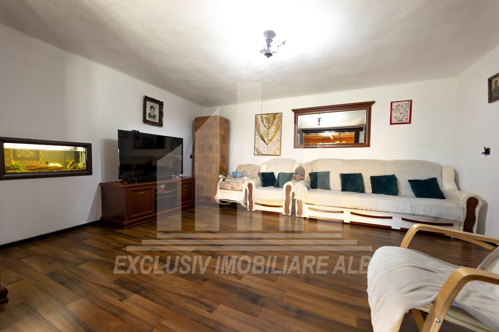 Casa de vanzare cu 2000mp de teren in Ciugud - Poză 2