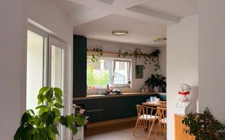 Acasă, aproape de pădure — casă cu grădină în stil britanic, de vânzare în Corunca - Poză 4