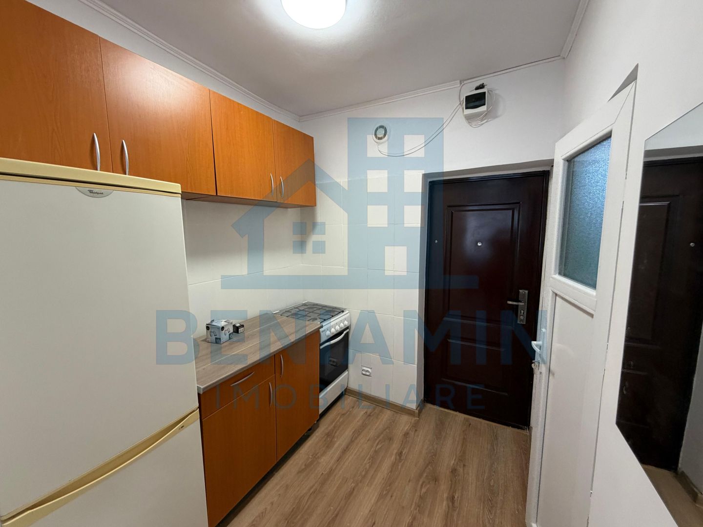 Garsoniera 21mp cartier Tractorul la etajul 2 cu baie si bucatarie - Poză 2