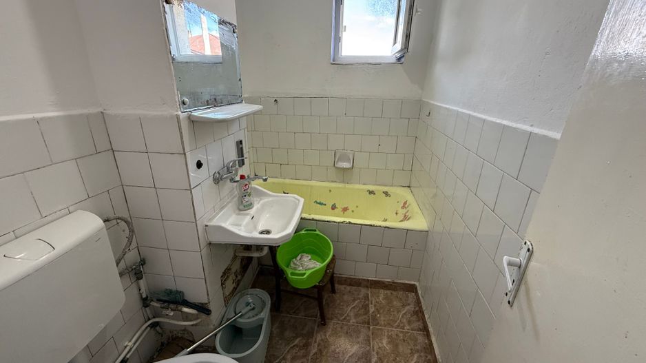 Garsonieră 27 mp cu balcon - etaj 2 - nemobilata -bloc an 1980 - Poză 7