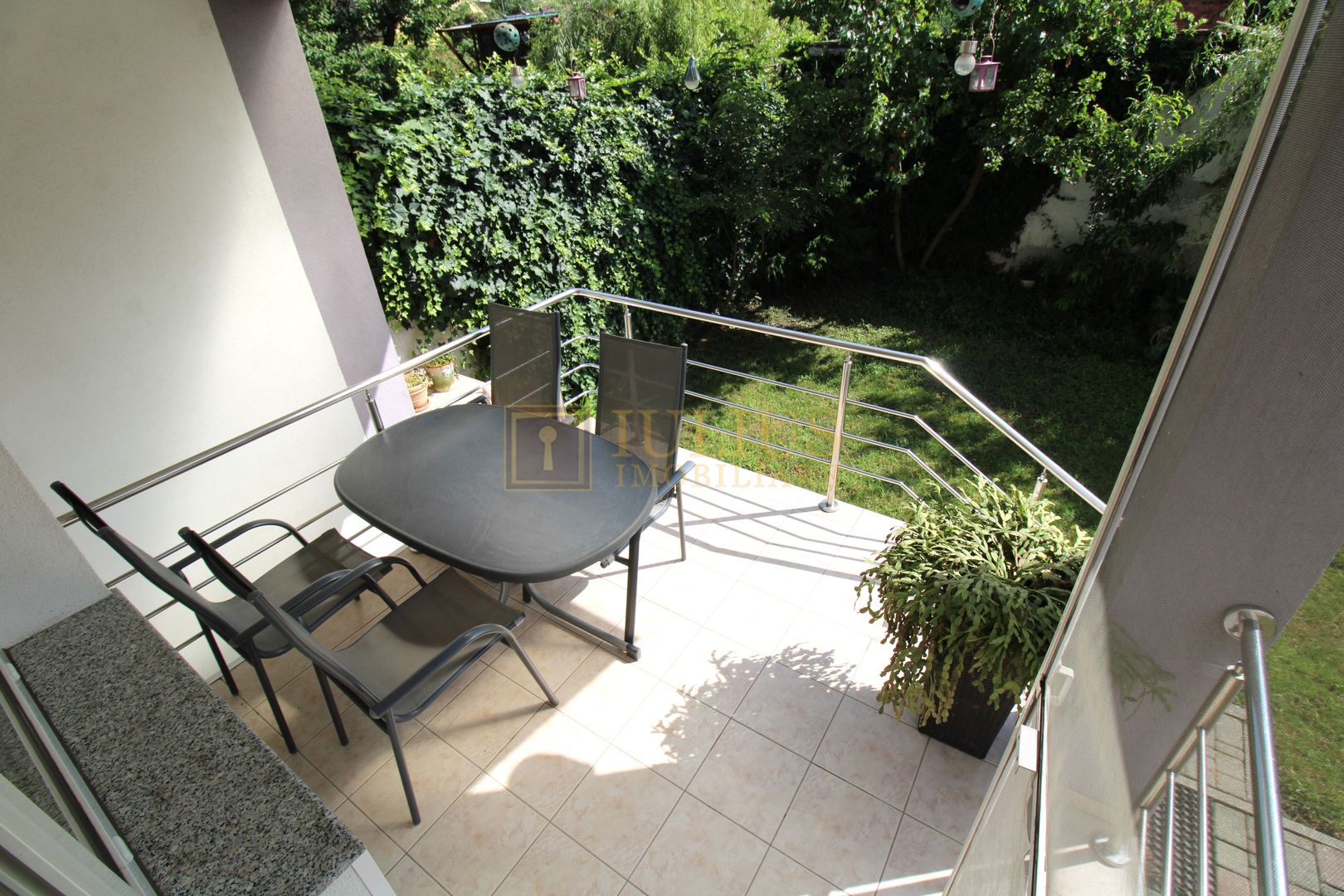 3 dormitoare, 3 bai, living spatios, 2 terase si curte. - Poză 9