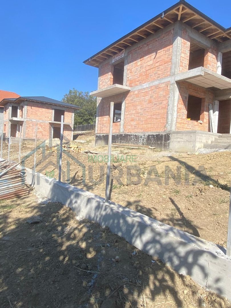 Case individuale P+E de vânzare în Valea Adâncă, Strada Debarcaderului, cu vedere spre Lacul Iezăreni - Poză 1