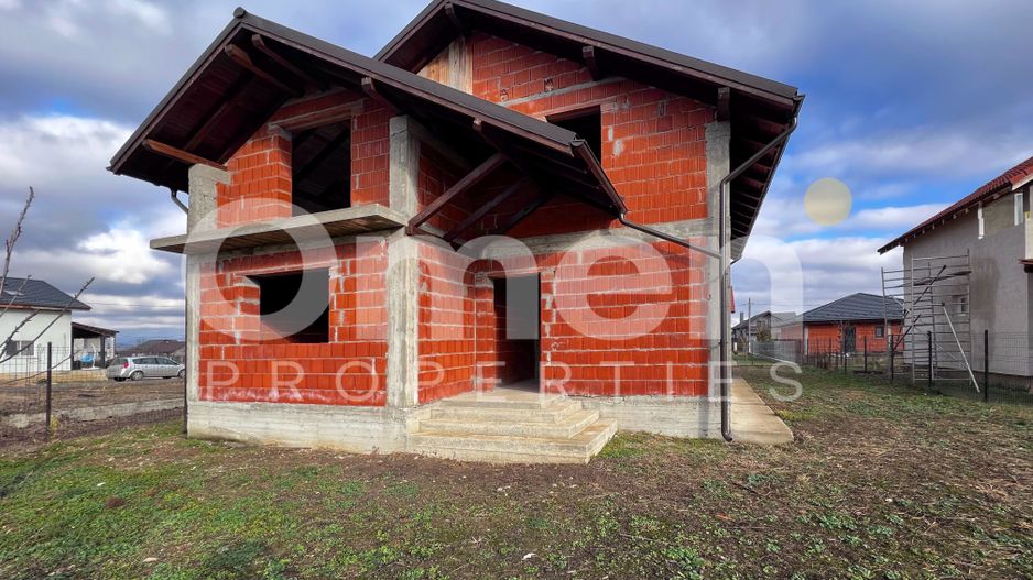 Casa P+M la rosu | 204 mp | 5 ari teren | compartimentare excelenta | Satulung. - Poză 1