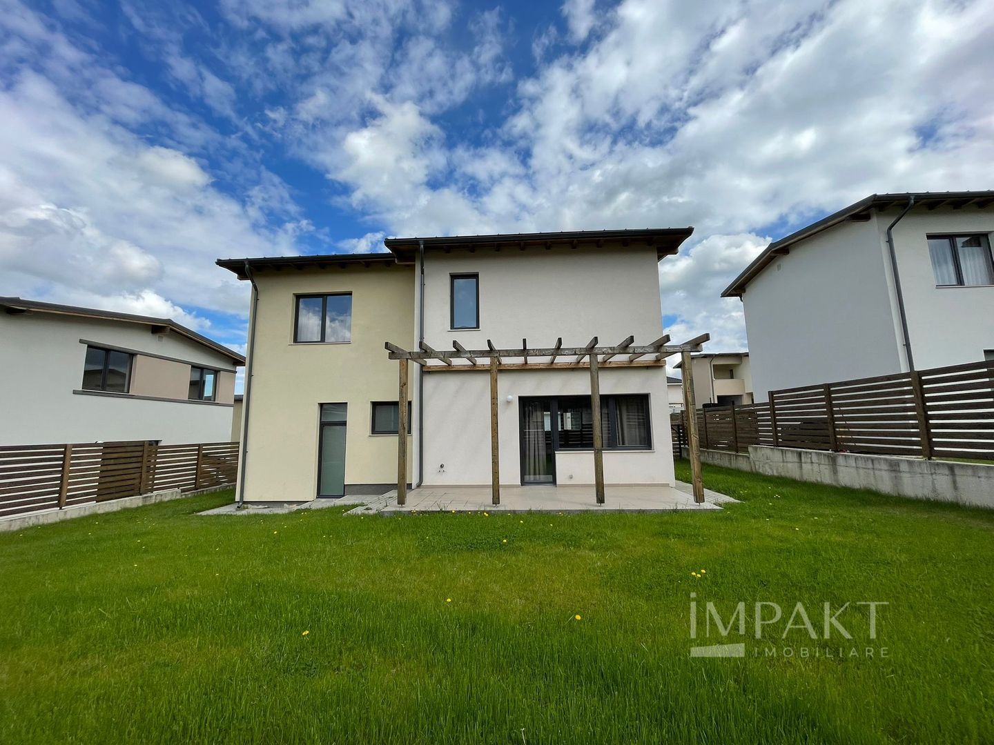 Casă / Vilă cu 4 camere de închiriat - Dezmir - Poză 1