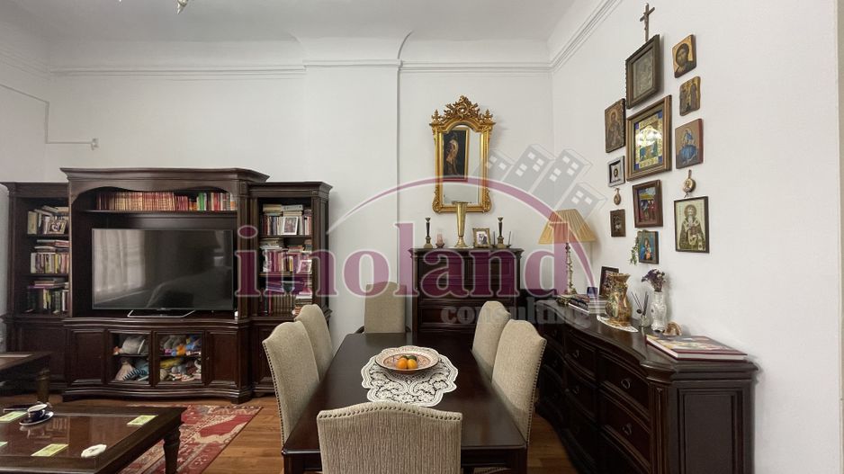 Apartament spectaculos de 4 camere într-o vilă cu farmec istoric pta Victoriei - Poză 3