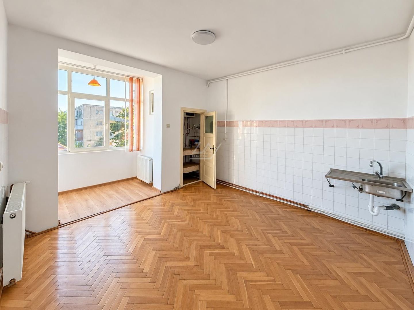 Bloc tip asociatie - zona Kiriac. 4 camere, 3 balcoane. Garaj si boxa. - Poză 8