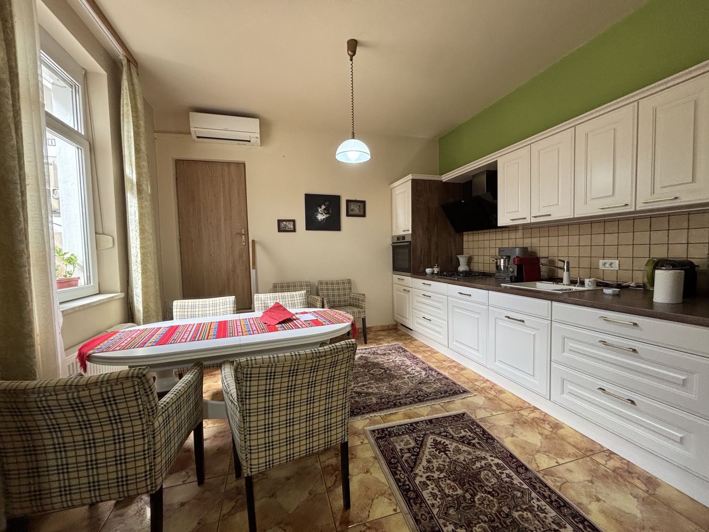 Apartament privat la casa la 5 minute de Piața Victoriei - Poză 4