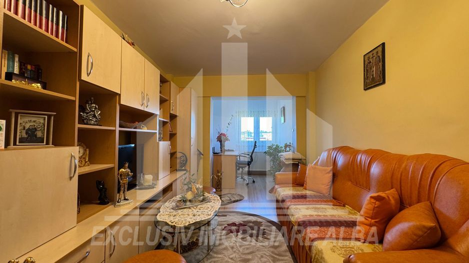 Apartament cu 3 camere decomandate, etaj 2, Centru - Poză 1