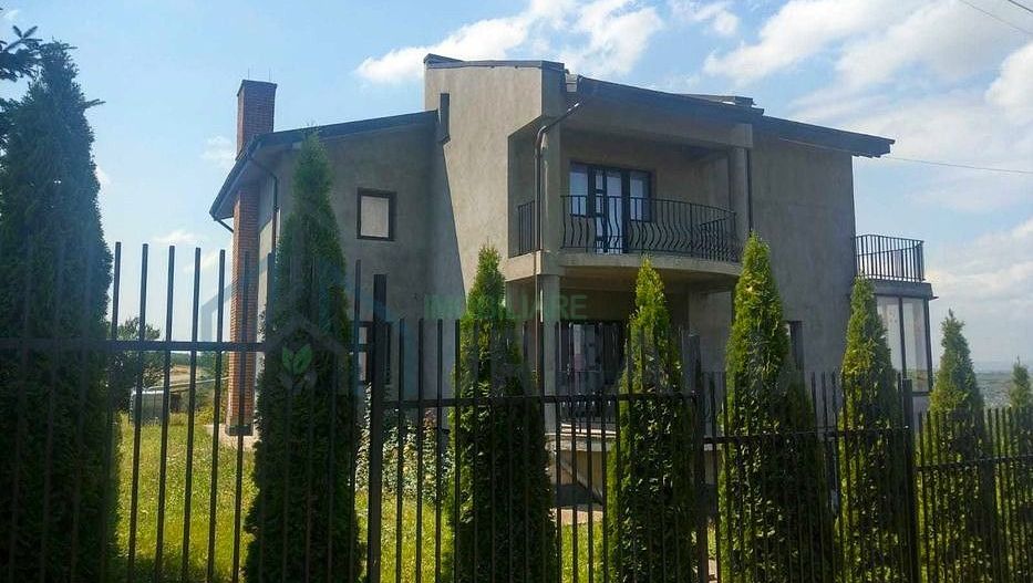 Vilă duplex luminoasă în Bucium, panorama deosebită, suprafață 480 mp - Poză 2