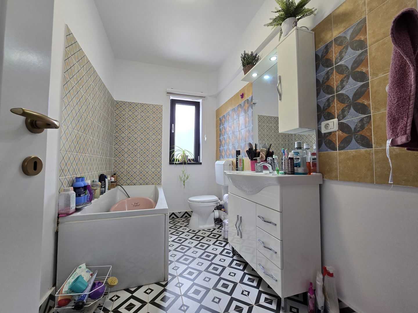 Apartament in casa insiruita, Dumbravita, 2 Dormitoare, Loc de parcare, Curte - Poză 7