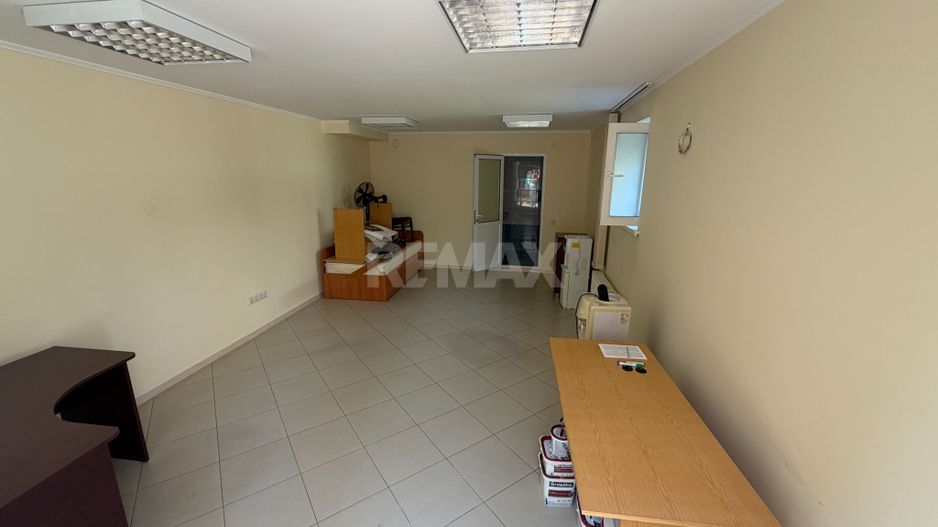 Se oferă spre închiriere casă în centrul orașului, ideală pentru birouri, clinică sau centru educați - Poză 23