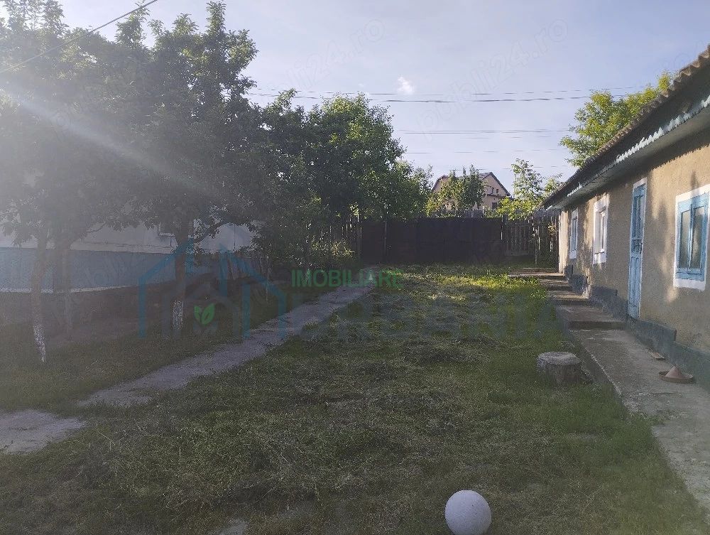 Casă bătrânească de vânzare în Totoiești – teren intravilan 2128 mp, cu fântână, beci, anexe și livadă - Poză 2