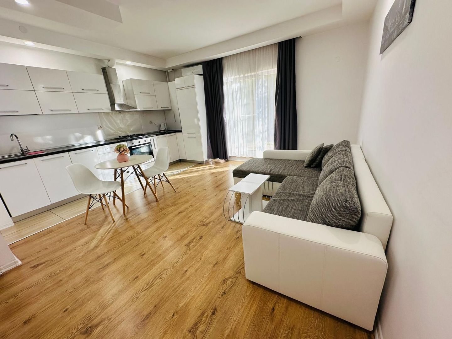COSMOPOLIS - Apartament cu 2 camere si gradina, mobilat si utilat. - Poză 4