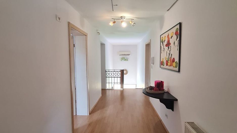 Vila spațioasă și recent renovată în Ghiroda! - Poză 14