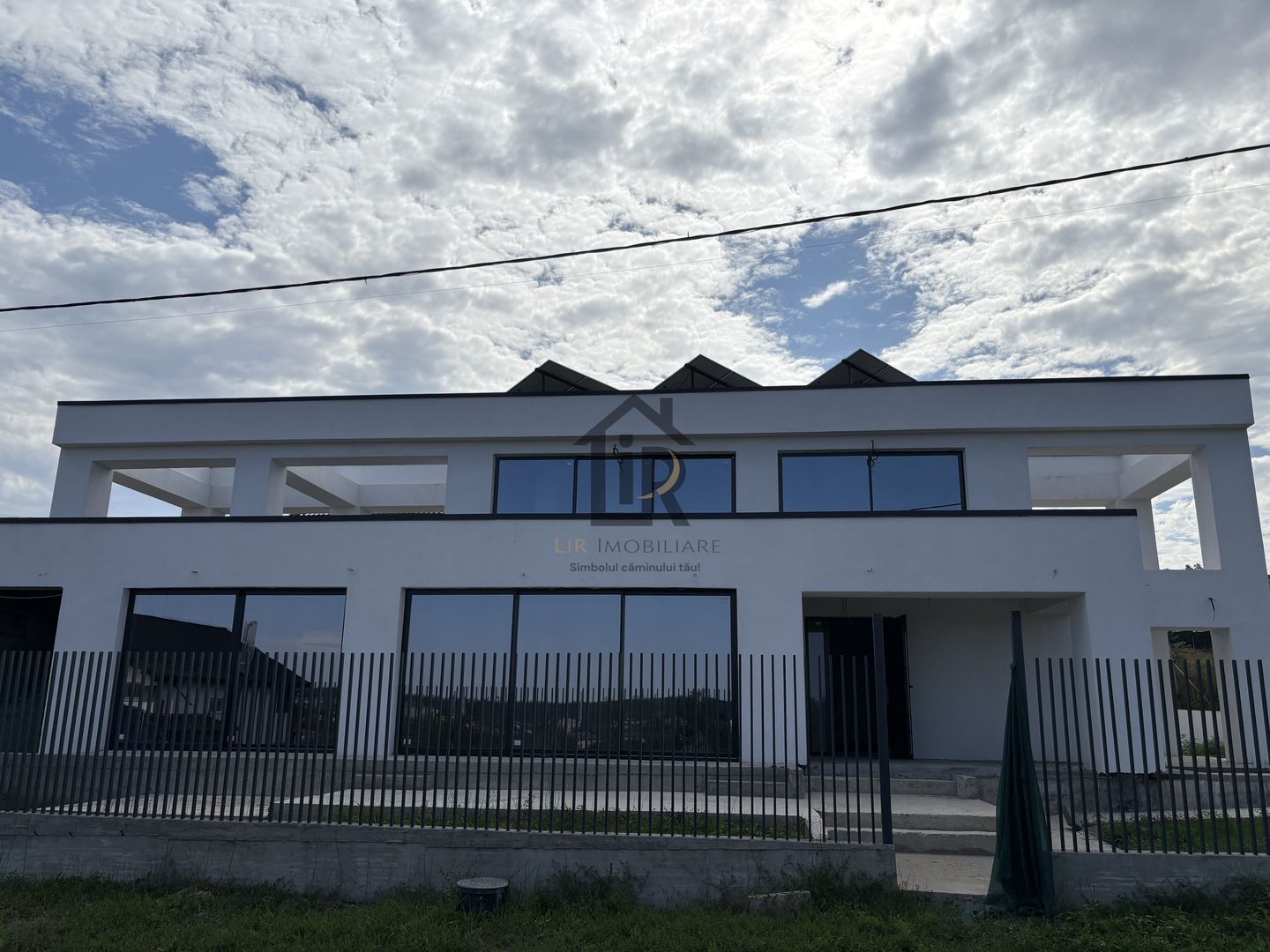 VILĂ superba – STIL MEDITERANEAN CU PRIVELIȘTE LA LAC - Poză 1