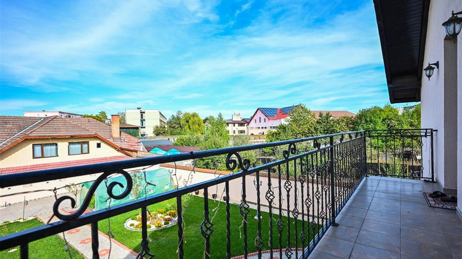 Somptuozitate in stil modern, 2 garaje, 3 terase, totul pe 1.000 mp teren - Poză 42