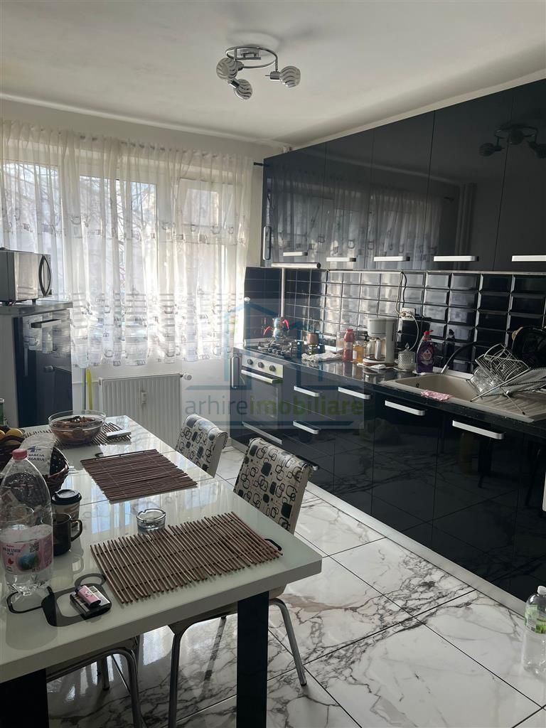 Apartament 3 camere  complet mobilat si utilat   etj 1 din 10  70mp - Poză 4