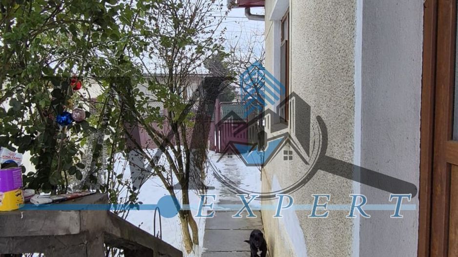 Casa ,curte și gradina.Teren cu 2700 mp. - Poză 10