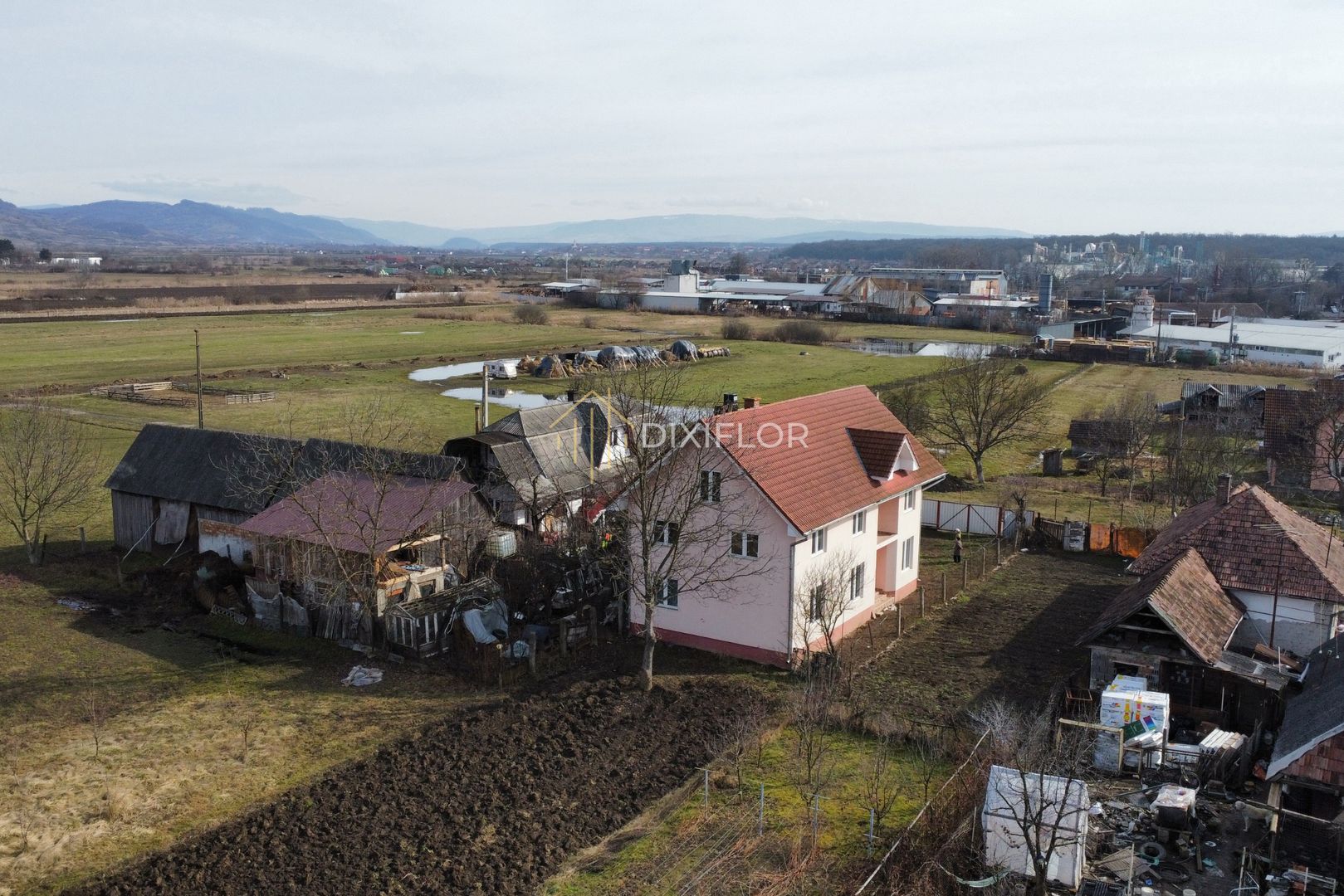 Casa unifamilială cu teren generos - Poză 2