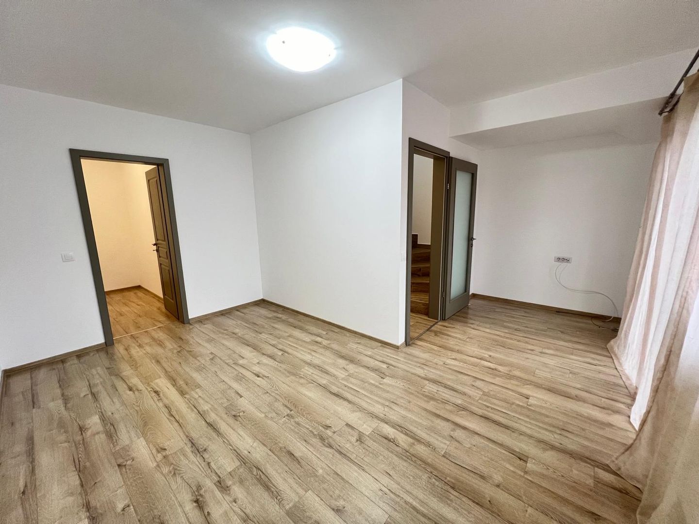 Casa cu 7 camere | 3 balcoane | Garaj | 220 mp + 80 mp curte | Cartier Panorama - Poză 17