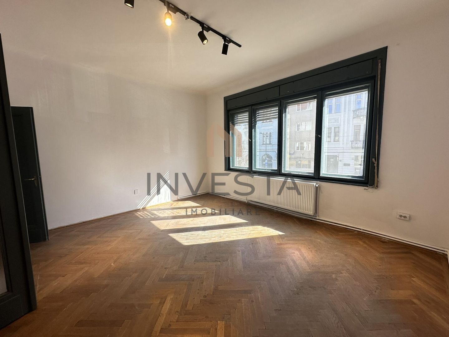 Apartament 4 camere 115 mp Ultracentral etaj intermediar pe Eroilor! - Poză 3