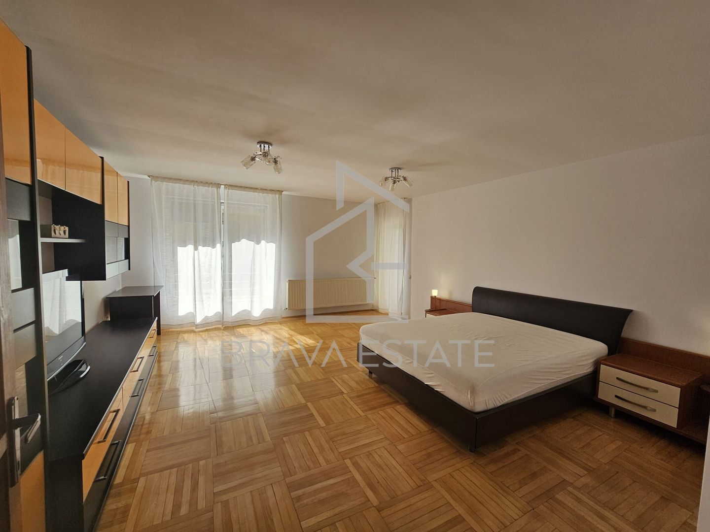 Apartament 3 camere, 100mp, 2 băi, 2 balcoane, 2 parcări, str Pădurii - Poză 1