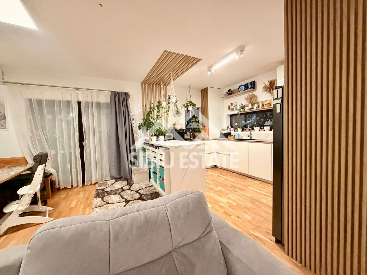 Duplex elegant cu 5 camere, 2 bai, curte in Cristian - Poză 3